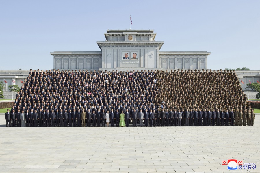 경애하는 김정은동지께서 전국비상방역총화회의 참가자들과 기념사진을 찍으시였다