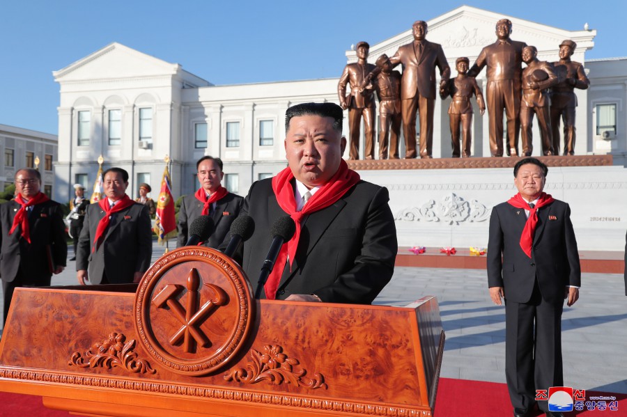 Estimado compañero Kim Jong Un pronuncia discurso en el acto conmemorativo del aniversario 75 de fundación de Escuelas Revolucionarias de Mangyongdae y Kang Pan Sok