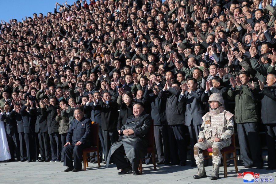 경애하는 김정은동지께서 신형대륙간탄도미싸일 《화성포-17》형시험발사성공에 기여한 성원들과 함께 기념사진을 찍으시였다