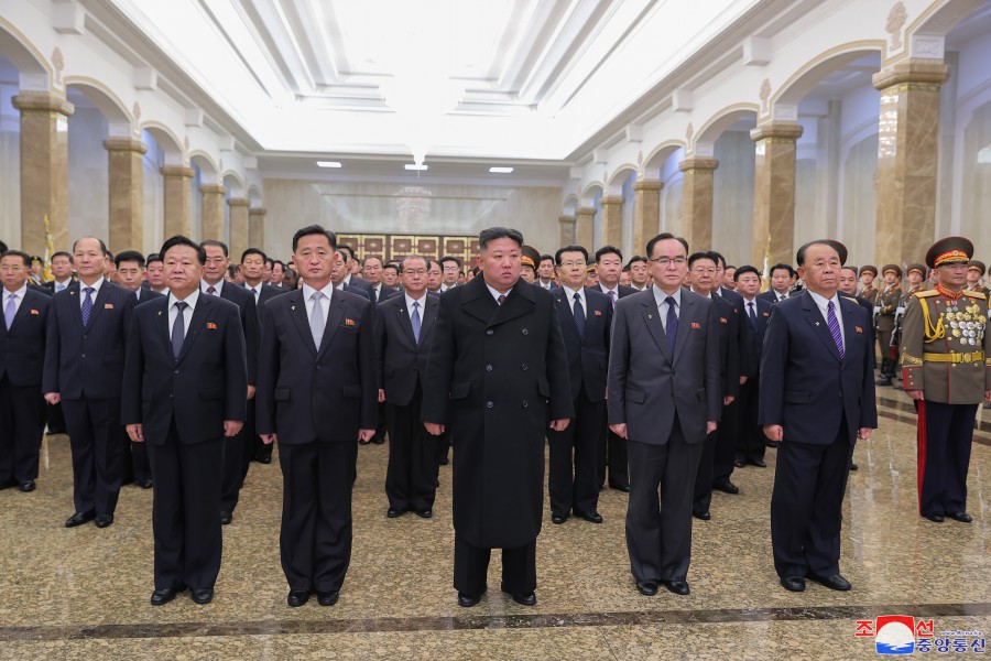 경애하는 김정은동지께서 새해 2023년에 즈음하여 금수산태양궁전을 찾으시였다