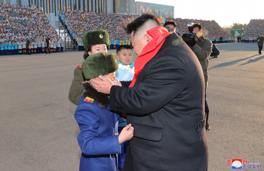 敬爱的慈父金正恩元帅同朝鲜少年团第九次代表大会代表合影