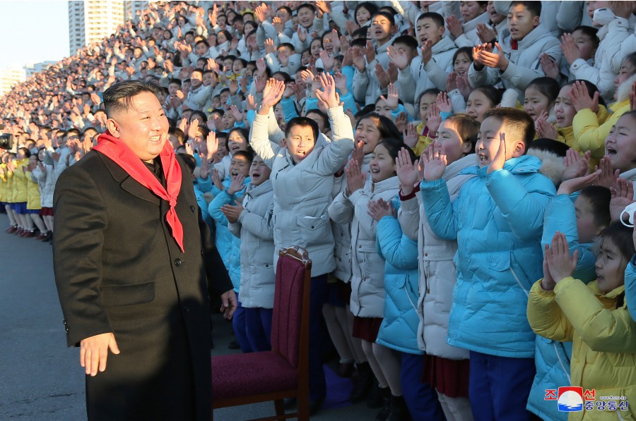 敬爱的慈父金正恩元帅同朝鲜少年团第九次代表大会代表合影