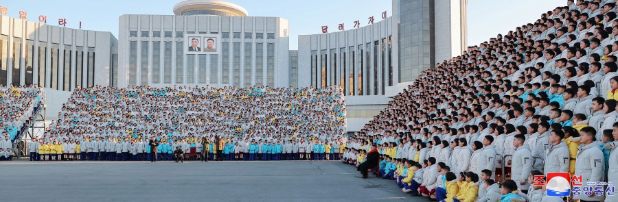 敬爱的慈父金正恩元帅同朝鲜少年团第九次代表大会代表合影