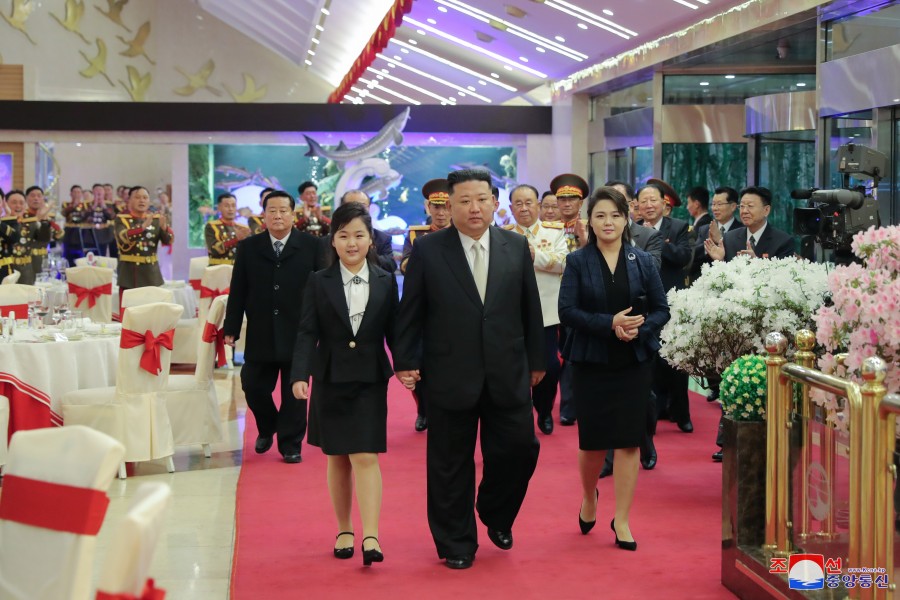 경애하는 김정은동지께서 건군절을 맞으며 인민군장령들의 숙소를 축하방문하시고 기념연회에 참석하시였다