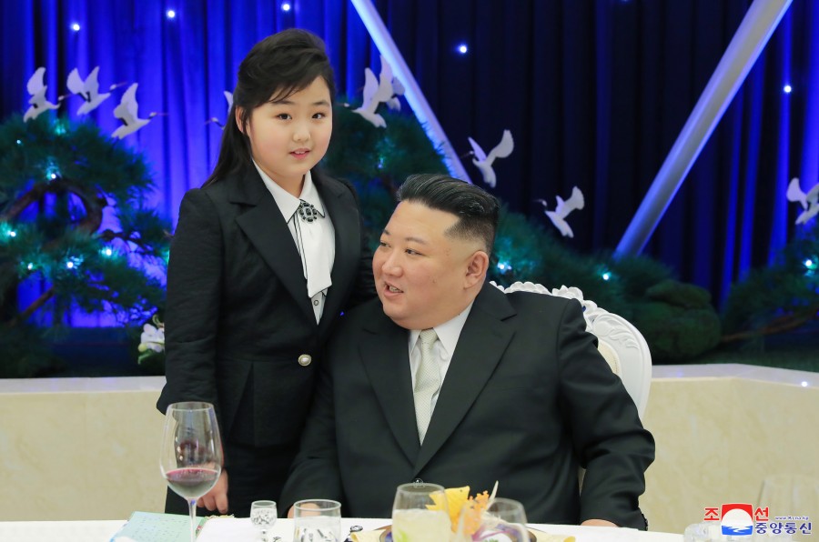 경애하는 김정은동지께서 건군절을 맞으며 인민군장령들의 숙소를 축하방문하시고 기념연회에 참석하시였다