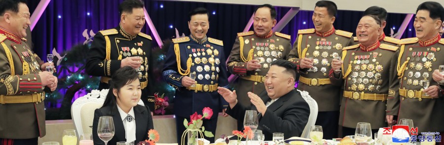 경애하는 김정은동지께서 건군절을 맞으며 인민군장령들의 숙소를 축하방문하시고 기념연회에 참석하시였다