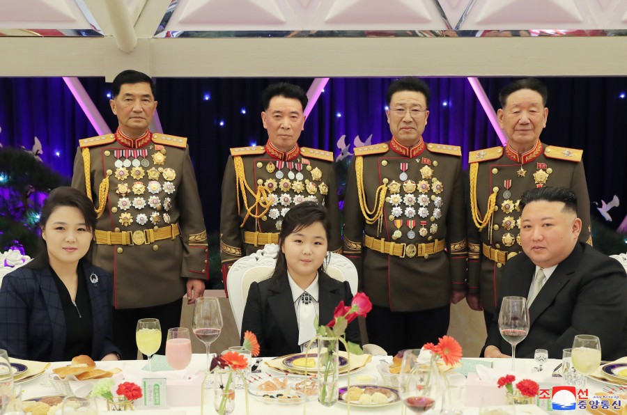 경애하는 김정은동지께서 건군절을 맞으며 인민군장령들의 숙소를 축하방문하시고 기념연회에 참석하시였다