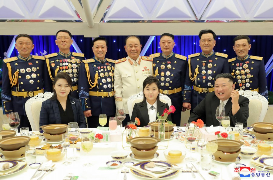 경애하는 김정은동지께서 건군절을 맞으며 인민군장령들의 숙소를 축하방문하시고 기념연회에 참석하시였다