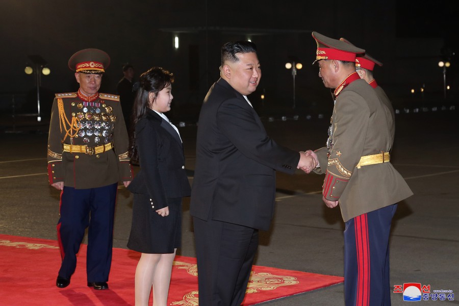 경애하는 김정은동지께서 건군절을 맞으며 인민군장령들의 숙소를 축하방문하시고 기념연회에 참석하시였다