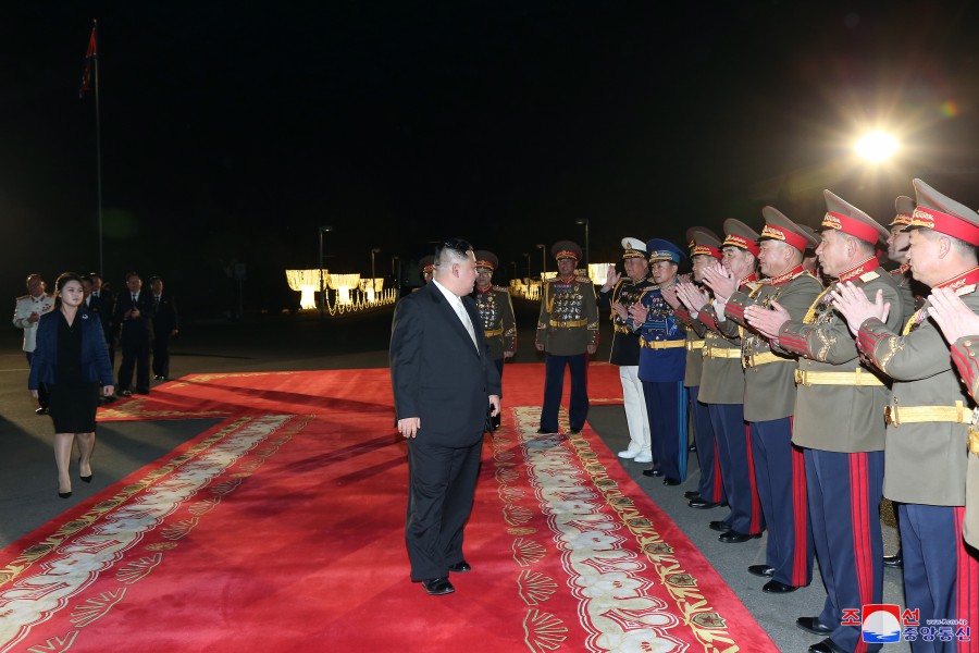 경애하는 김정은동지께서 건군절을 맞으며 인민군장령들의 숙소를 축하방문하시고 기념연회에 참석하시였다