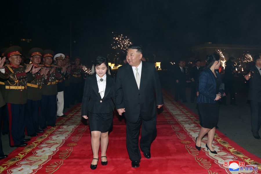 경애하는 김정은동지께서 건군절을 맞으며 인민군장령들의 숙소를 축하방문하시고 기념연회에 참석하시였다