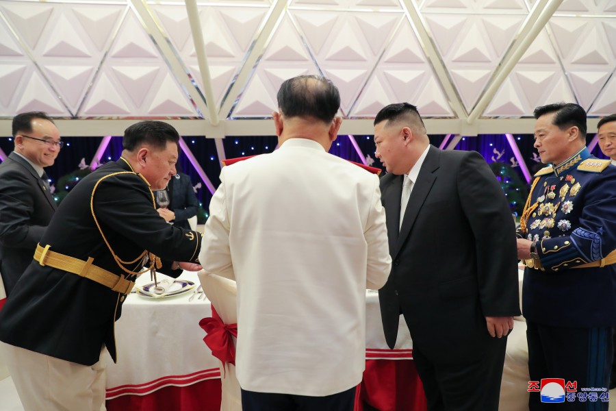 경애하는 김정은동지께서 건군절을 맞으며 인민군장령들의 숙소를 축하방문하시고 기념연회에 참석하시였다