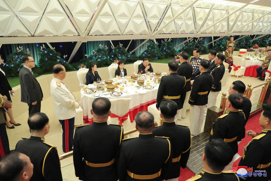 경애하는 김정은동지께서 건군절을 맞으며 인민군장령들의 숙소를 축하방문하시고 기념연회에 참석하시였다