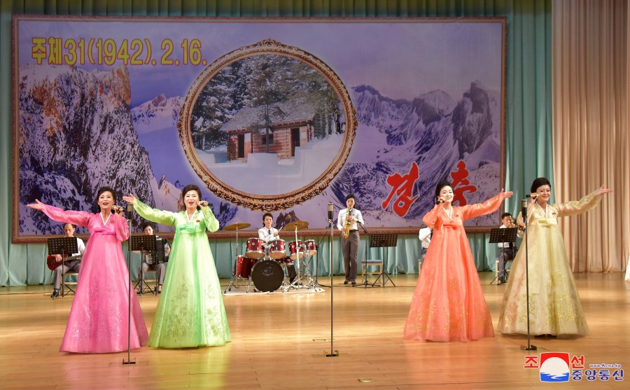 직총중앙로동자예술선전대공연 진행