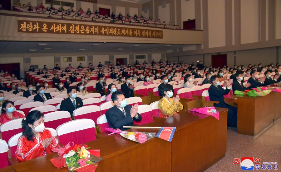 직총중앙로동자예술선전대공연 진행