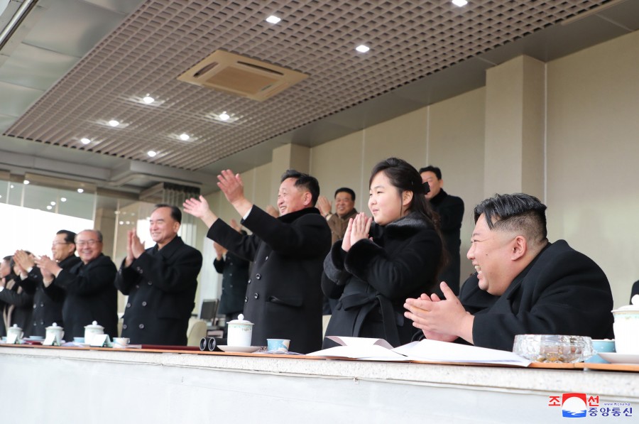 경애하는 김정은동지께서 뜻깊은 2월명절을 기념하여 진행된 체육경기를 관람하시였다