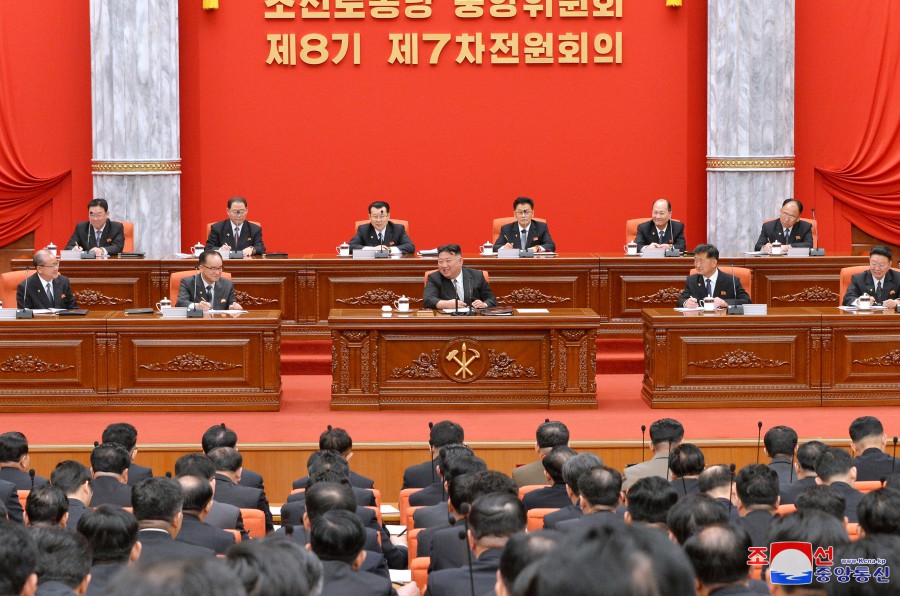 조선로동당 중앙위원회 제8기 제7차전원회의 확대회의 2일회의 진행