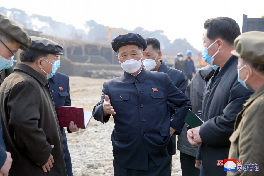 金德训考察平壤市西浦地区新大街建设工地和和盛地区第二期１万套住宅建设工地