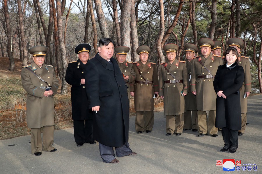 경애하는 김정은동지께서 중요작전임무를 담당하고있는 군부대를 현지지도하시고 화력습격훈련을 보시였다