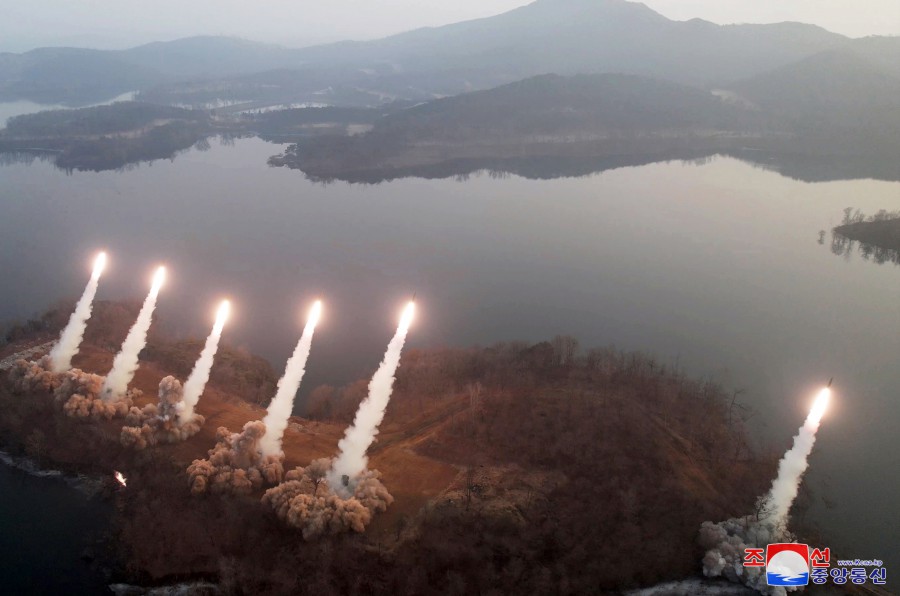 경애하는 김정은동지께서 중요작전임무를 담당하고있는 군부대를 현지지도하시고 화력습격훈련을 보시였다