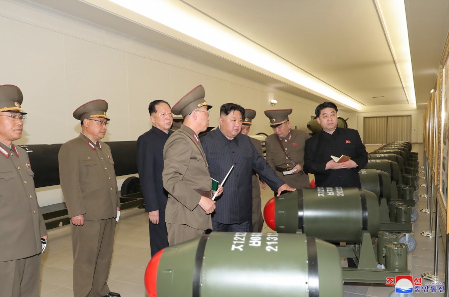 경애하는 김정은동지께서 핵무기병기화사업을 지도하시였다