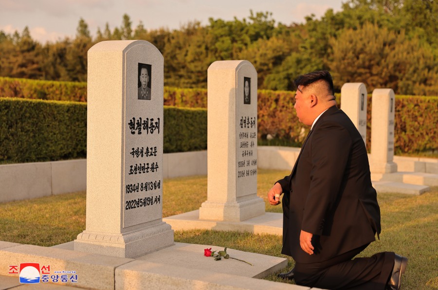 경애하는 김정은동지께서 현철해동지 서거 1돐에 즈음하여 묘소에 꽃송이를 진정하시였다