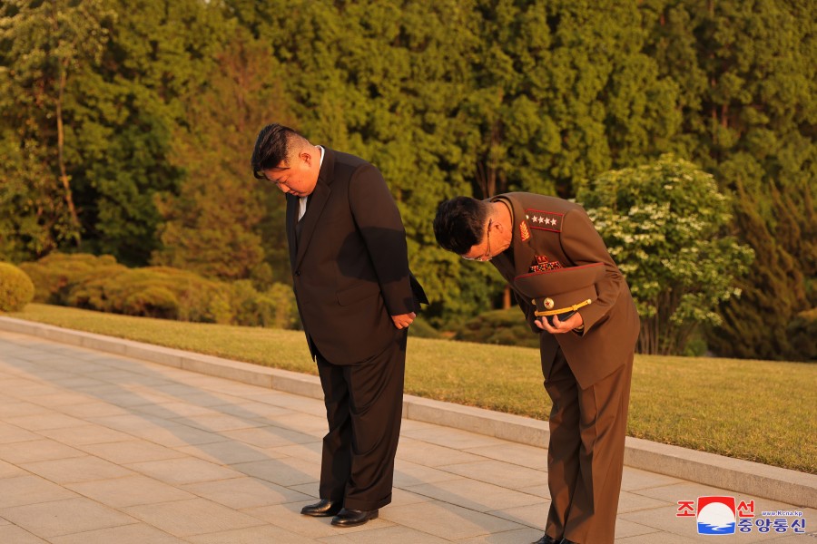 경애하는 김정은동지께서 현철해동지 서거 1돐에 즈음하여 묘소에 꽃송이를 진정하시였다