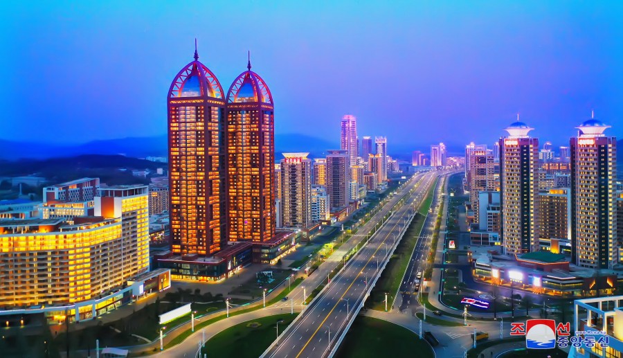 Fascinante panorama nocturno de la avenida Hwasong