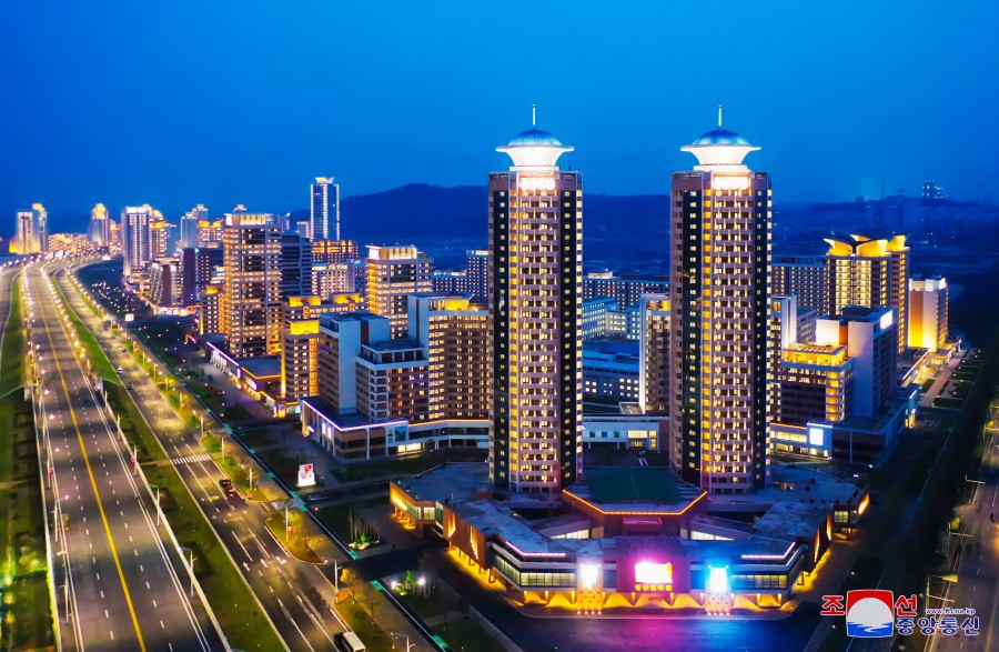 Fascinante panorama nocturno de la avenida Hwasong