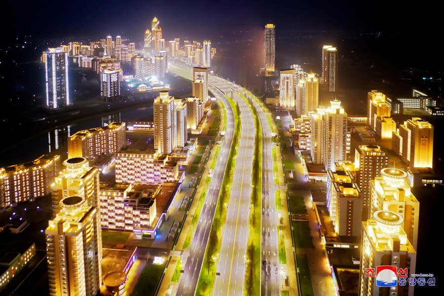 Fascinante panorama nocturno de la avenida Hwasong