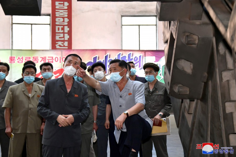 金德训考察一些部门工作
