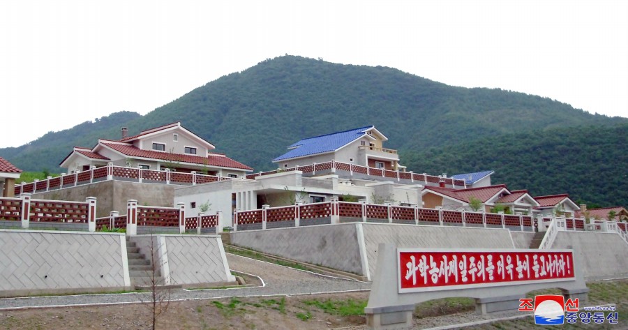平安南道一些市郡农村举行迁居仪式