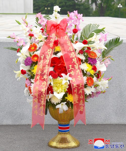外国人士、海外人士家属、旅华同胞向伟大领袖金日成同志和伟大领导者金正日同志铜像送来花篮