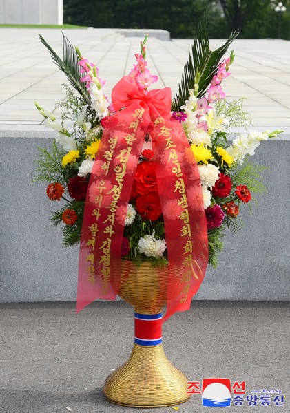 外国人士、海外人士家属、旅华同胞向伟大领袖金日成同志和伟大领导者金正日同志铜像送来花篮
