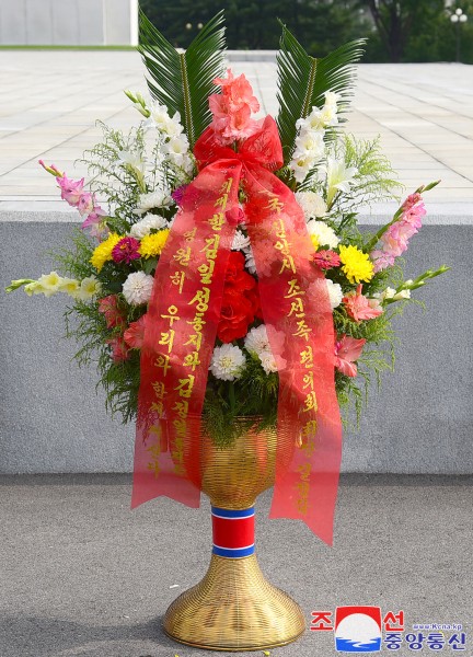 外国人士、海外人士家属、旅华同胞向伟大领袖金日成同志和伟大领导者金正日同志铜像送来花篮