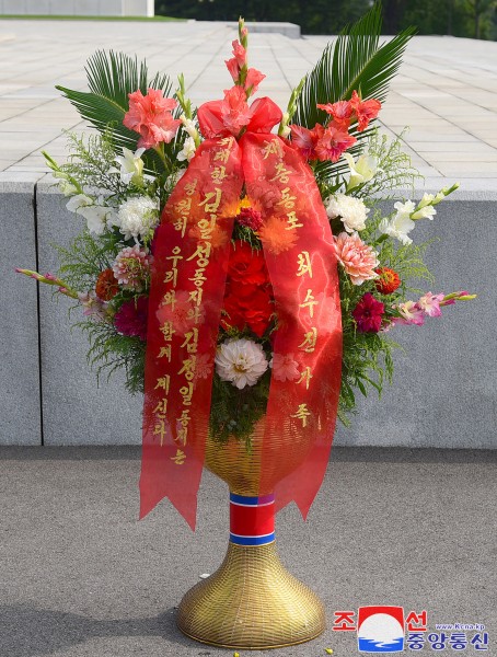 外国人士、海外人士家属、旅华同胞向伟大领袖金日成同志和伟大领导者金正日同志铜像送来花篮