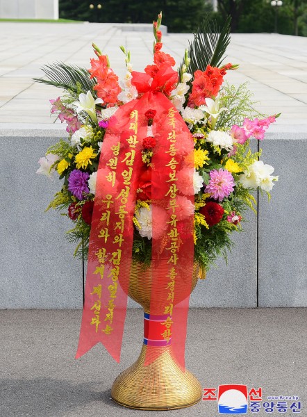 外国人士、海外人士家属、旅华同胞向伟大领袖金日成同志和伟大领导者金正日同志铜像送来花篮