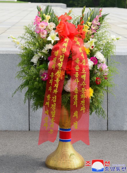 外国人士、海外人士家属、旅华同胞向伟大领袖金日成同志和伟大领导者金正日同志铜像送来花篮