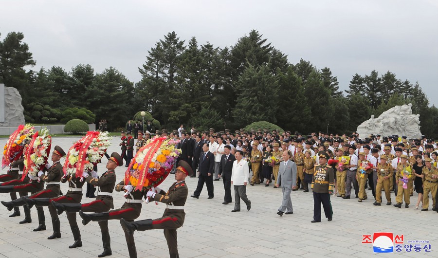 花圈敬献在大城山革命烈士陵园、新美里爱国烈士陵园和祖国解放战争烈士陵园