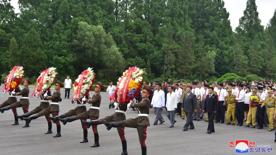 花圈敬献在大城山革命烈士陵园、新美里爱国烈士陵园和祖国解放战争烈士陵园