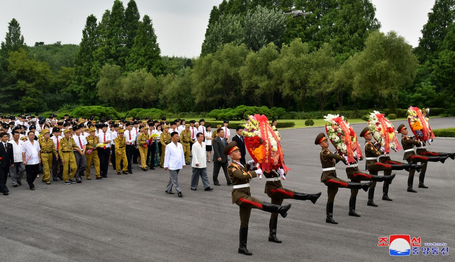 花圈敬献在大城山革命烈士陵园、新美里爱国烈士陵园和祖国解放战争烈士陵园
