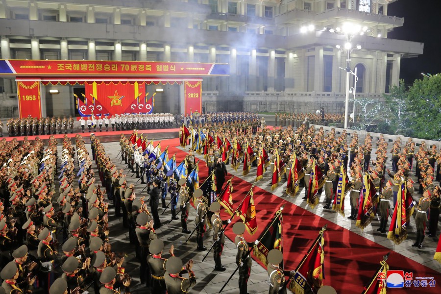 위대한 조국해방전쟁승리 70돐경축 열병식 성대히 거행