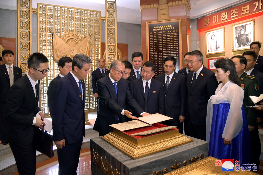Delegación del partido y gobierno de China visita el Monumento a la Amistad