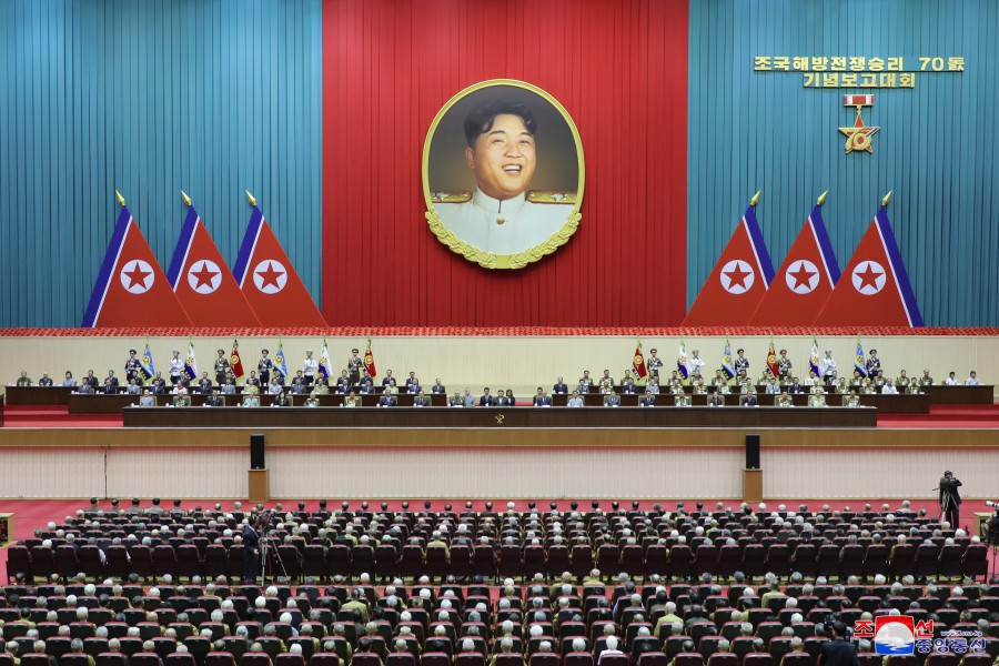 조국해방전쟁승리 70돐 기념보고대회 성대히 진행