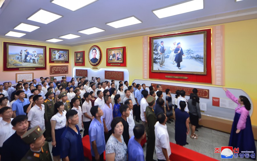 祖国解放战争胜利７０周年庆祝活动参加者参观万景台和平壤市各处