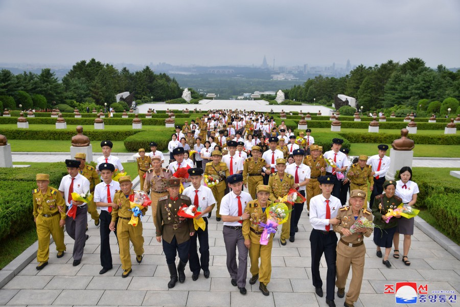 祖国解放战争胜利７０周年庆祝活动参加者参观万景台和平壤市各处