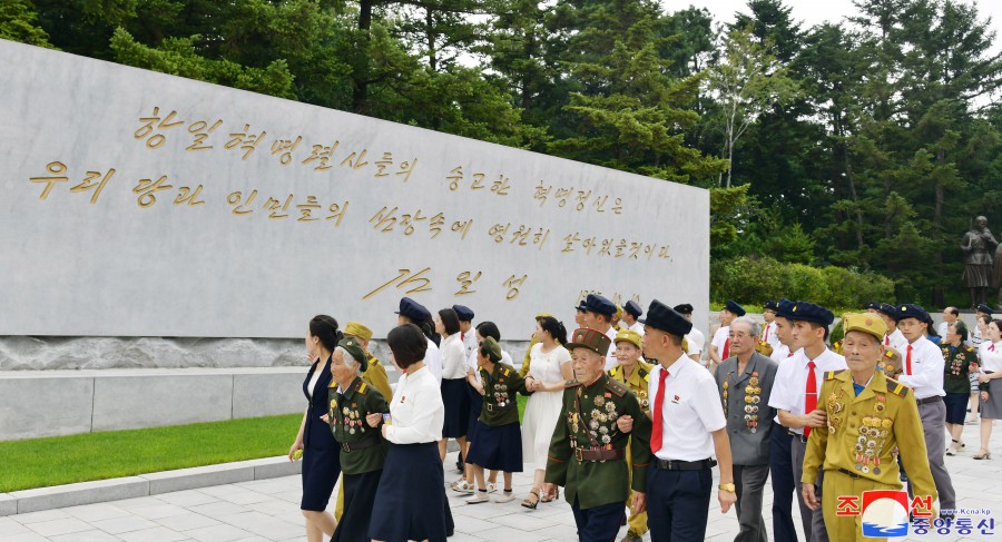 祖国解放战争胜利７０周年庆祝活动参加者参观万景台和平壤市各处