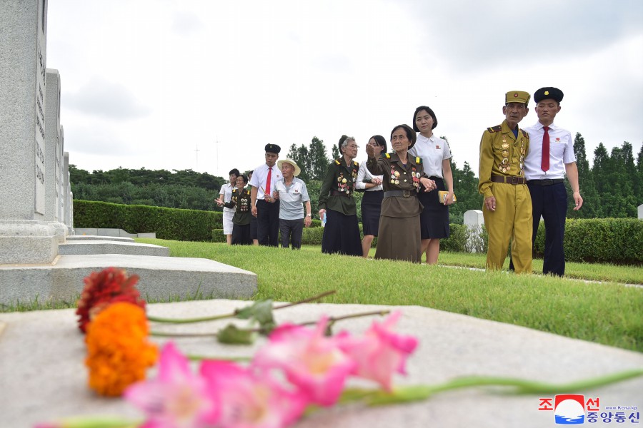 祖国解放战争胜利７０周年庆祝活动参加者参观万景台和平壤市各处