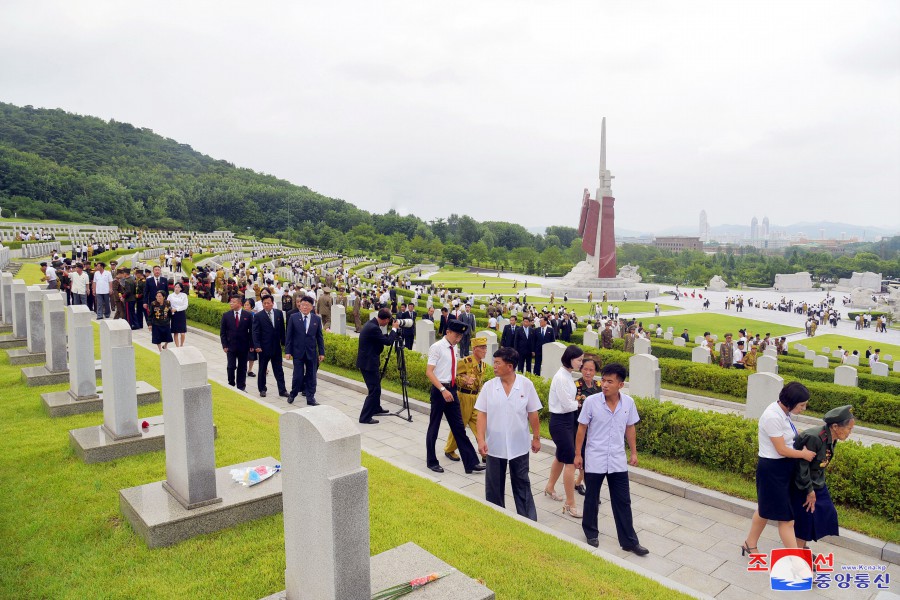 祖国解放战争胜利７０周年庆祝活动参加者参观万景台和平壤市各处