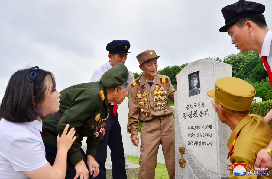 祖国解放战争胜利７０周年庆祝活动参加者参观万景台和平壤市各处